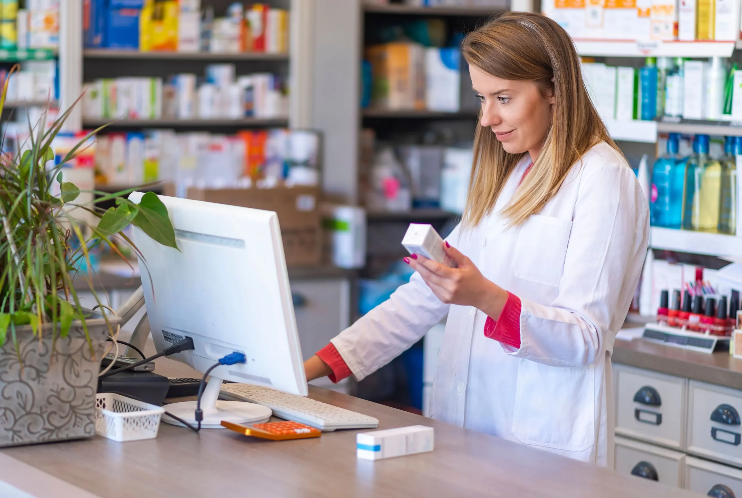 Angestellte bedient Apothekensoftware